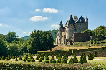 Schloss Bürresheim (Castle Buerresheim) bei Sankt Johann (Mayen-Koblenz) im Nettetal, Eifel, Rheinland-Pfalz, Deutschland - obrazy, fototapety, plakaty