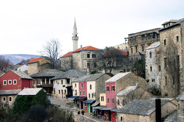 Obraz premium The famous old street Kuyundzhiluk in the city of Mostar (Bosnia and Herzegovina)