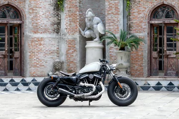 Photo sur Plexiglas Moto Superbike moto puissante classique sur un terrain.