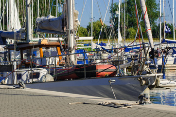 Kołobrzeg -  Jacht przycumowany do nabrzeża w marinie © Wojciech Wrzesień