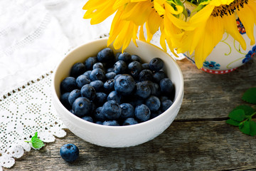 fresh blueberry in to the bowi