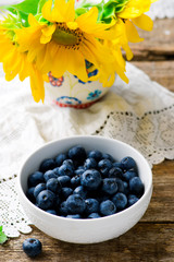 fresh blueberry in to the bowi