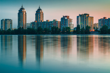 Fototapeta premium Nocne miasto odbite w wodach rzeki