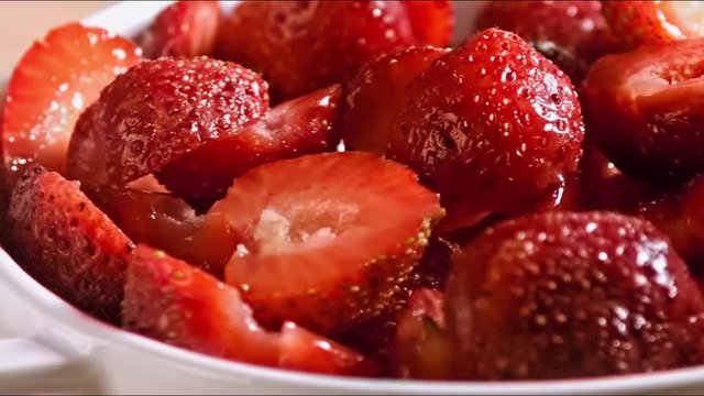 Fraises dans un r&eacute;cipient en macro