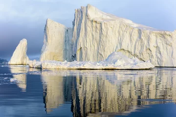 Crédence de cuisine en verre imprimé Glaciers Les glaciers sont sur l& 39 océan arctique au Groenland, il y a une belle ombre d& 39 iceberg sur la mer