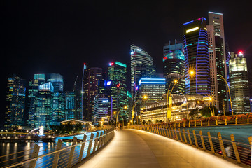 Naklejka premium Singapore skyline and illuminated financial district night view