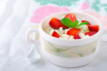 Breakfast with farmer cottage cheese, strawberries and mint
