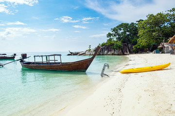 Obraz premium Long tail boat and kayak moored seashore at lipe island