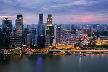 Naklejka premium Singapur dzielnicy finansowej i widok z lotu ptaka Marina Bay o zachodzie słońca