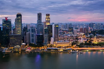 Gordijnen Singapore financial district and Marina bay aerial view at sunset © Mazur Travel