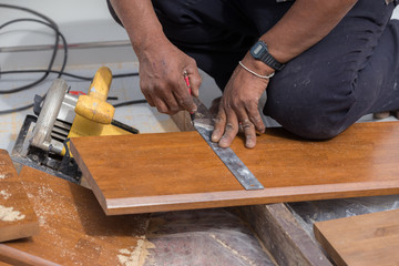 carpenter use ruler to measuring wood