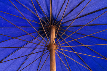 Obraz premium Under a long-handled blue umbrella nylon .
