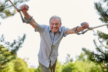 Alter Mann geht auf Krücken spazieren