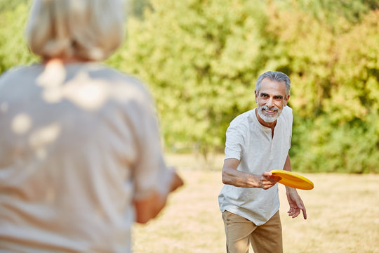 Aktive Senioren spielen Frisbee
