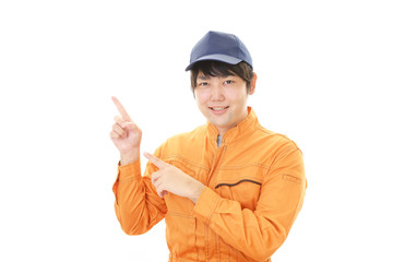 指示する笑顔の作業員