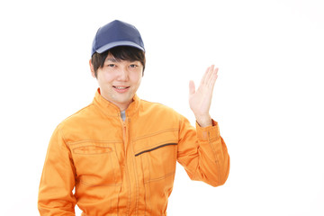 案内する笑顔の作業員