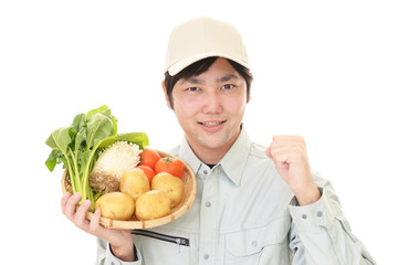 野菜を持つ笑顔の男性