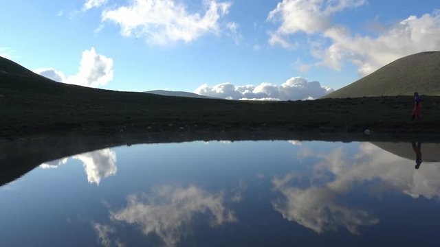 Живописное горное озеро у подножия горы Оштен. Кавказские горы. Россия.