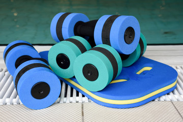 Aquafitness-Hanteln für Training am Schwimmbeckenrand