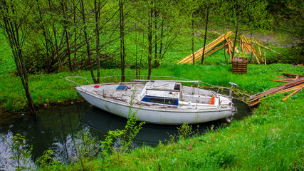 Obraz premium Old boat in the forest of Vosges mountains, Alsace
