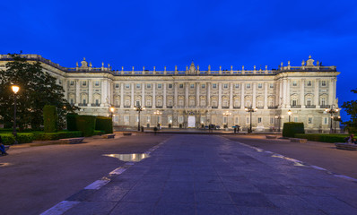 Obraz premium Night view of Royal Palace of Madrid in Madrid, Spain