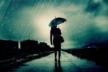 傘を差して歩く女性,暗いイメージ