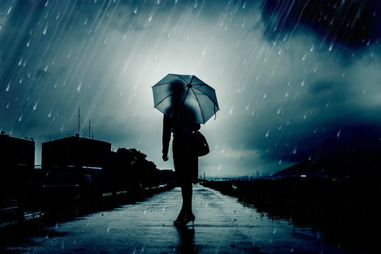 傘を差して歩く女性,暗いイメージ