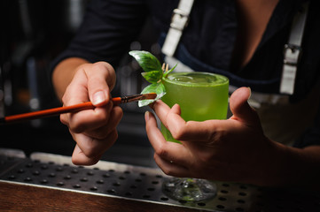 dusting cocktail drink with food color