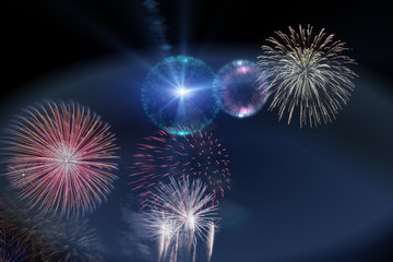 Fototapeta premium Abstraktes buntes Feuerwerk mit bläulich-schwarzem Hintergrund.