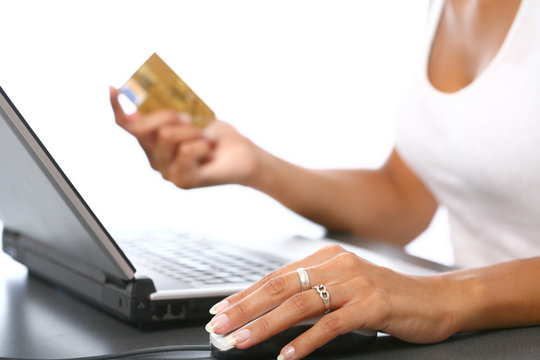 femme sur un ordinateur avec une carte de cr&eacute;dit