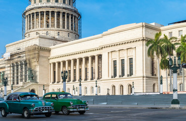 Fahrende amerikanische Oldtimer vor dem Capitol in der Hauptstadt Havanna Cuba