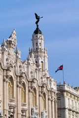 Fototapeta na wymiar Havanna Kuba das Gran Teatro in der Vorderansicht mit Angelskulptur und kubanischer Nationalfahne