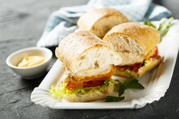 Sandwich with chicken and tomatoes