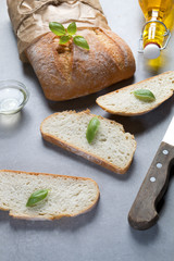 Włoski chleb ciabatta na jasnym tle