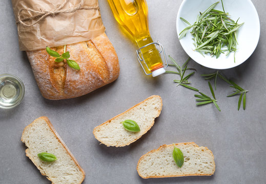 Włoski chleb ciabatta na jasnym tle