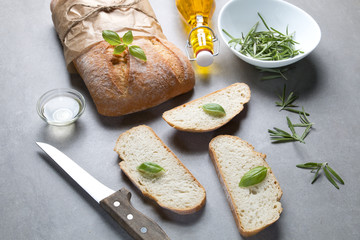 Włoski chleb ciabatta na jasnym tle