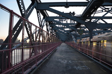 Fototapeta na wymiar Auf der Williamsburg Bridge von Brooklyn nach Manhattan