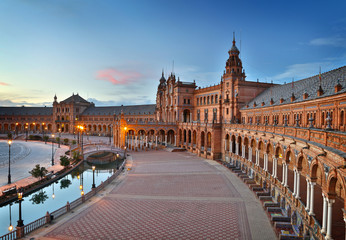 Fototapeta premium Sewilla, Hiszpania. Plaza de Espana (Plac Hiszpański) po zachodzie słońca