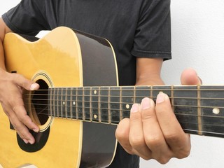 show to playing guitar with chord