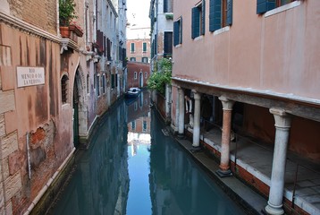 Fototapeta na wymiar Enger Kanal mit Säulenfassade in Venedig