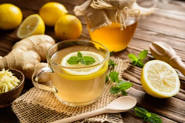 Foto op Plexiglas Thee Gemberwortelthee met citroen, honing en munt