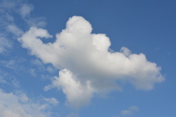 Blauer Himmel und Wei&szlig;e Wolke