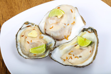 Raw oysters with lime