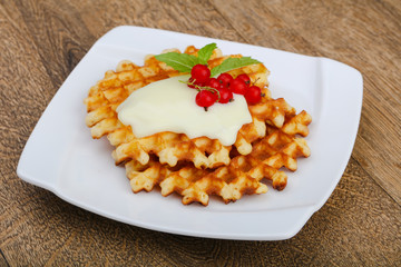Waffle with red currants