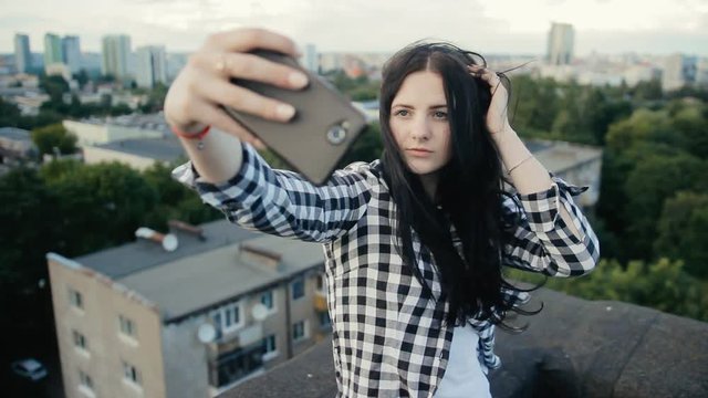 girl selfie roof