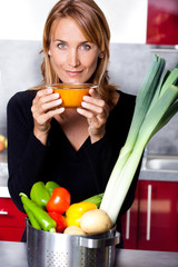 femme dans une cuisine avec un bol de soupe de légumes