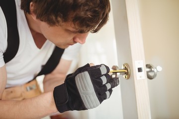 Carpenter fixing door lock