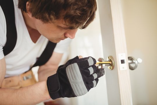 Carpenter fixing door lock
