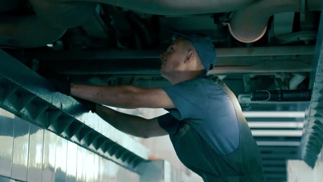 Master in service under the machine