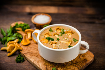 Suppe mit Pfifferlinge und Petersilie
